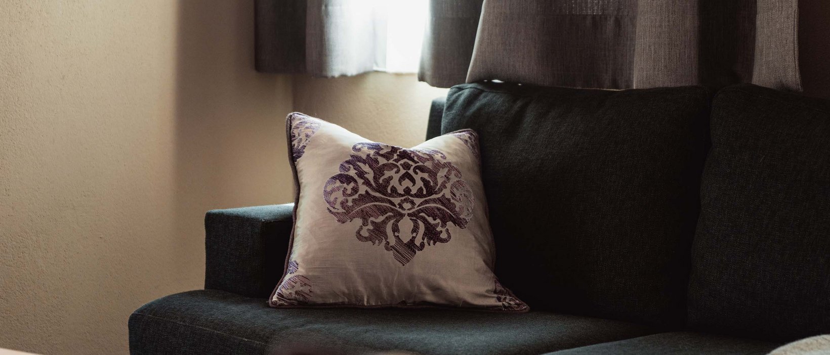 Ein Detail unseres Hotels Ein Kissen auf einem Sofa unseres Hotels