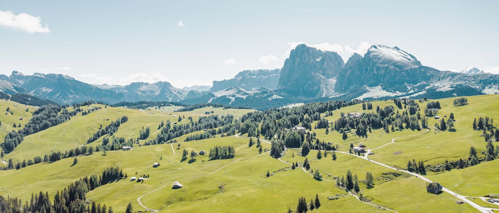 Seiser Alm mit dem Plattkofel und dem Langkofel im Hintergrund Seiser Alm mit dem Plattkofel und dem Langkofel im Hintergrund